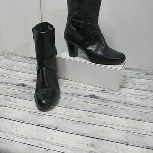 Clarks Woman's SZ 10M Biker Black Leather Zip Up Buckle Block Heel AnkleBoot